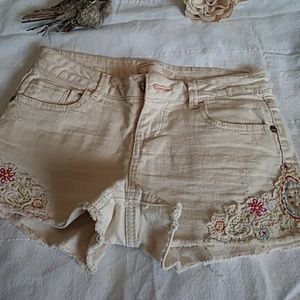 NO BOUNDARIES SHORTS W lace detail